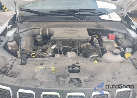 2024 Jeep Compass Latitude 4X4 z USA, uszkodzony, nr VIN 3C4NJDBN8RT604950